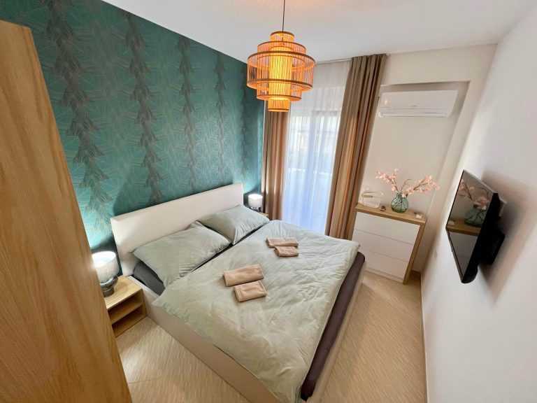 sun-holiday-albania-loznice