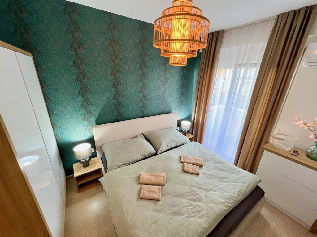 sun-holiday-albania-loznice